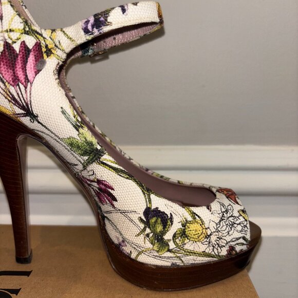 Used Gucci Flora Print Canvas Pump - Picture 3 of 8